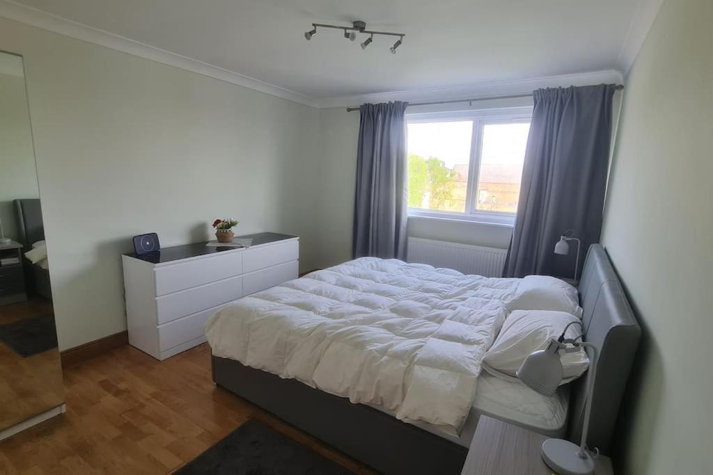 Bright & Lovely & Apartment Whetstone Экстерьер фото