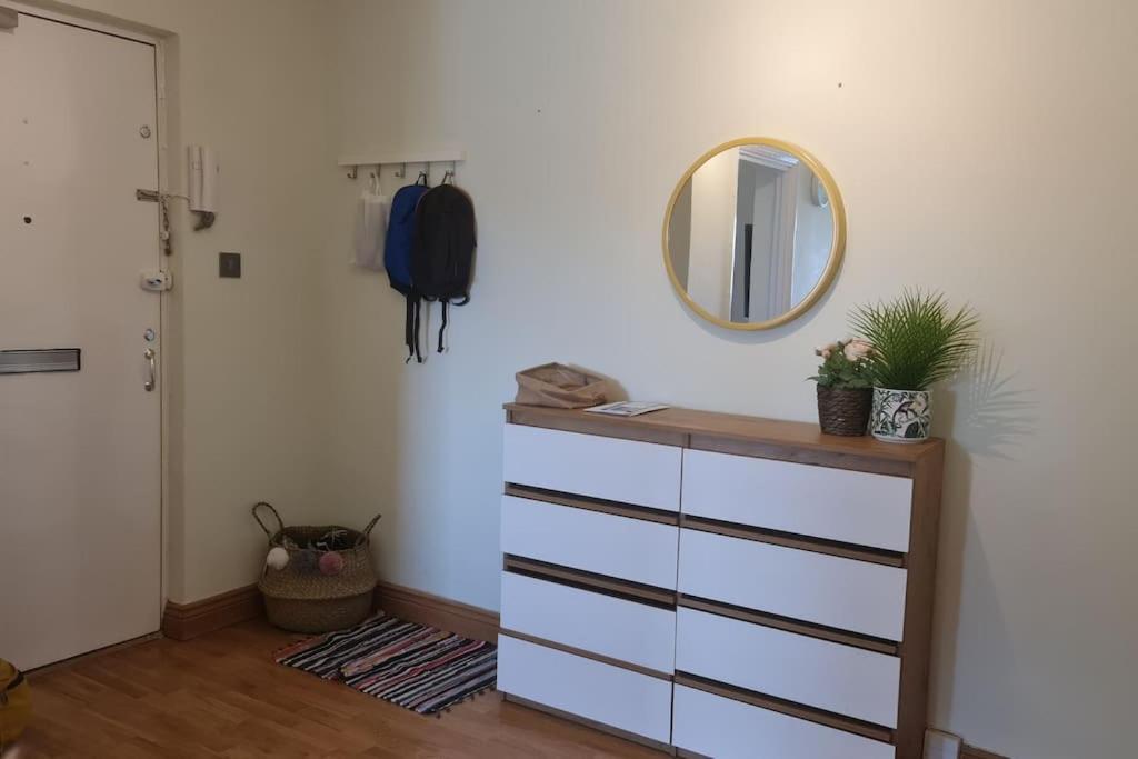 Bright & Lovely & Apartment Whetstone Экстерьер фото